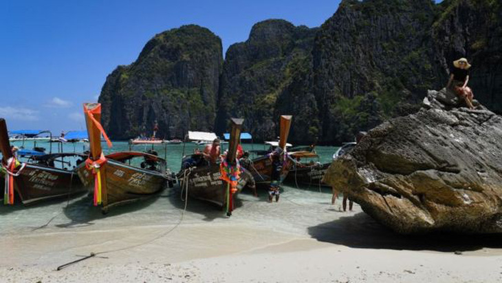 Thái Lan đóng cửa vịnh Maya thêm 2 năm vì tổn hại do du lịch - Ảnh 1.