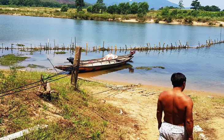 Dân cắm cọc tre, dựng rào tre ngăn sông chống 