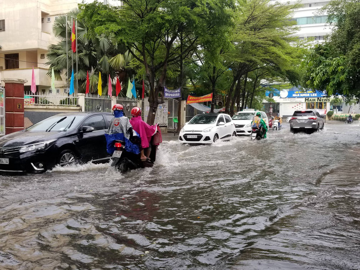 Chiều chủ nhật mưa rơi, người dân TP.HCM lại bì bõm lội nước - Ảnh 3.