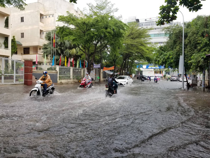 Chiều chủ nhật mưa rơi, người dân TP.HCM lại bì bõm lội nước - Ảnh 2.