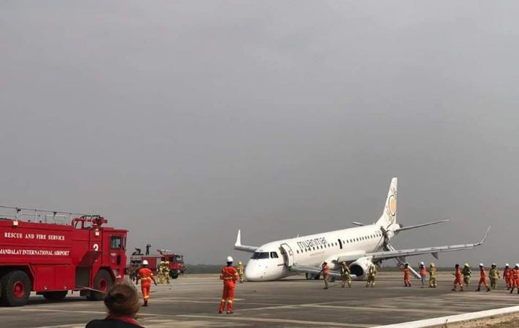 Cận cảnh máy bay Myanmar tiếp đất bằng bụng - Ảnh 2.