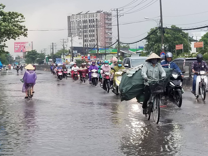 Chiều chủ nhật mưa rơi, người dân TP.HCM lại bì bõm lội nước - Ảnh 5.