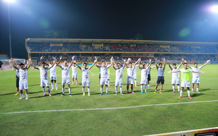 Sân Hàng Đẫy: Viettel đại bại trên sân nhà