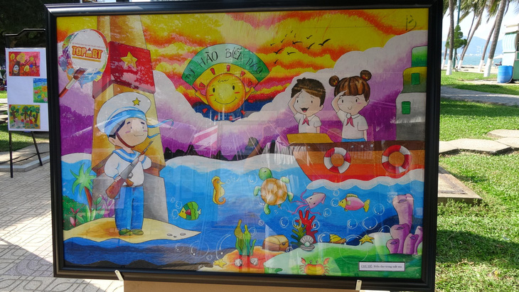 Tranh vẽ Hoàng Sa, Trường Sa của trẻ em trưng bày dọc biển Nha Trang - Ảnh 5.
