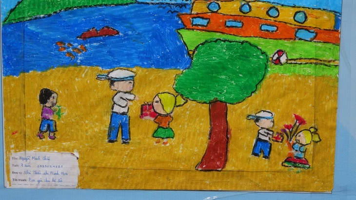 Tranh vẽ Hoàng Sa, Trường Sa của trẻ nhỏ trưng bày dọc hải dương Nha Trang - Hình ảnh 7.