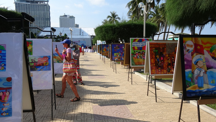 Tranh vẽ Hoàng Sa, Trường Sa của trẻ nhỏ trưng bày dọc hải dương Nha Trang - Hình ảnh 8.
