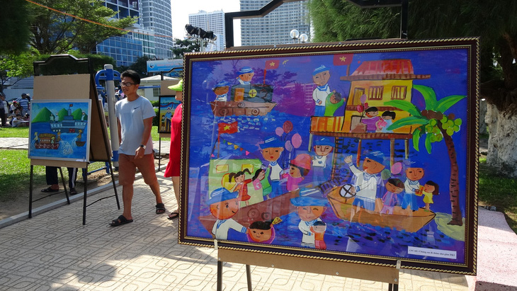 Tranh vẽ Hoàng Sa, Trường Sa của trẻ nhỏ trưng bày dọc hải dương Nha Trang - Hình ảnh 3.