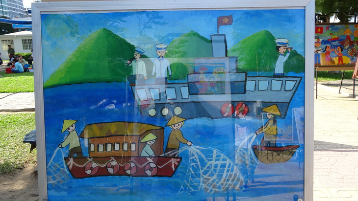Tranh vẽ Hoàng Sa, Trường Sa của trẻ nhỏ trưng bày dọc hải dương Nha Trang - Hình ảnh 9.