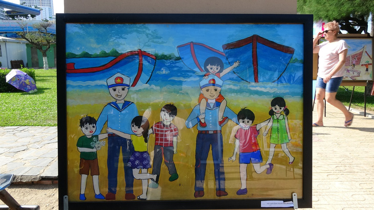 Tranh vẽ Hoàng Sa, Trường Sa của trẻ nhỏ trưng bày dọc hải dương Nha Trang - Hình ảnh 2.