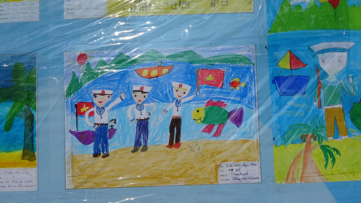 Tranh vẽ Hoàng Sa, Trường Sa của trẻ nhỏ trưng bày dọc hải dương Nha Trang - Hình ảnh 10.