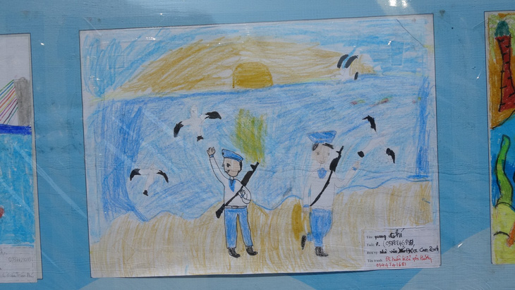 Tranh vẽ Hoàng Sa, Trường Sa của trẻ nhỏ trưng bày dọc hải dương Nha Trang - Hình ảnh 11.