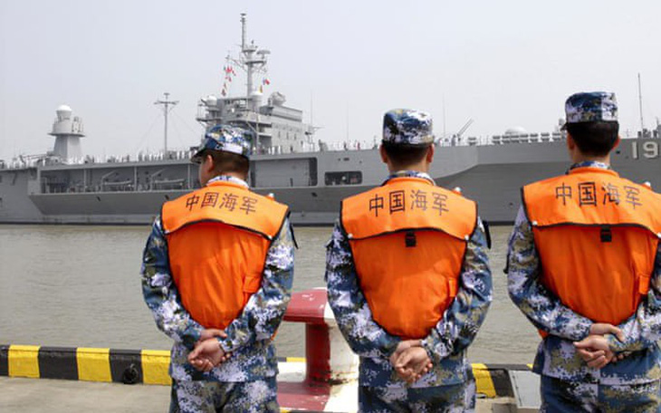 Tàu chiến Mỹ giáp mặt tàu Trung Quốc 