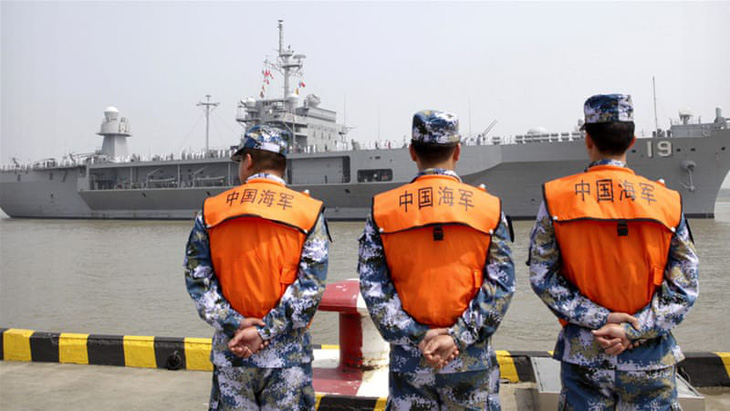 Tàu chiến Mỹ giáp mặt tàu Trung Quốc như cơm bữa trên Biển Đông - Ảnh 2.