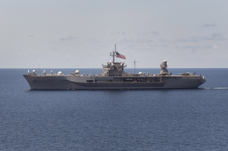 Tàu chiến Mỹ giáp mặt tàu Trung Quốc như cơm bữa trên Biển Đông - Ảnh 1.