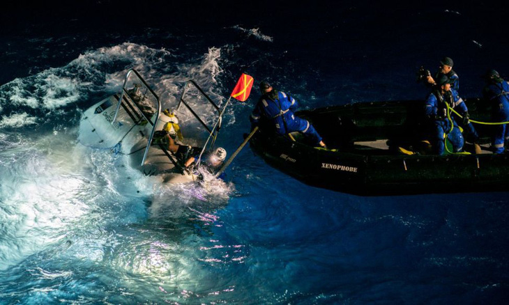 Lặn sâu kỷ lục 11km, ngỡ ngàng thấy túi nilông ở Rãnh Mariana - Ảnh 1.