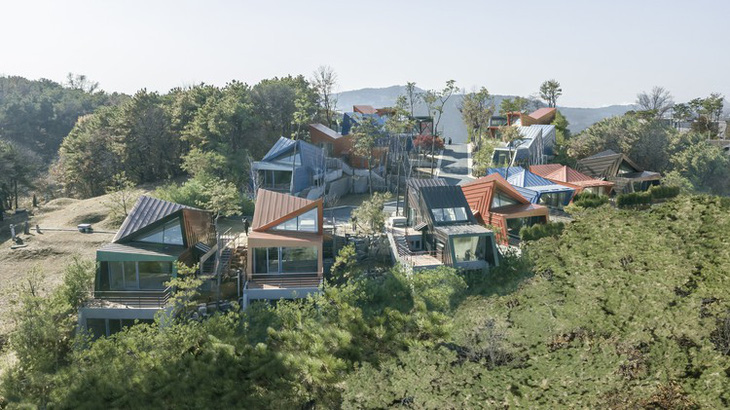 Kiến trúc lạ mắt của khu nhà ở đầy màu sắc tại Hàn Quốc - Ảnh 1.