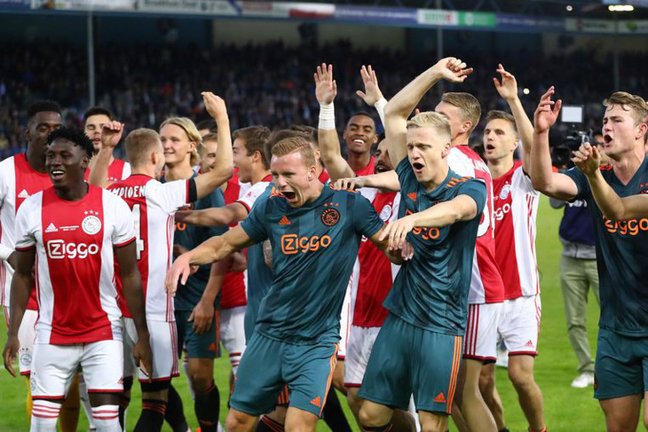 Đè bẹp De Graafschap, Ajax lần thứ 34 vô địch Hà Lan - Ảnh 1.