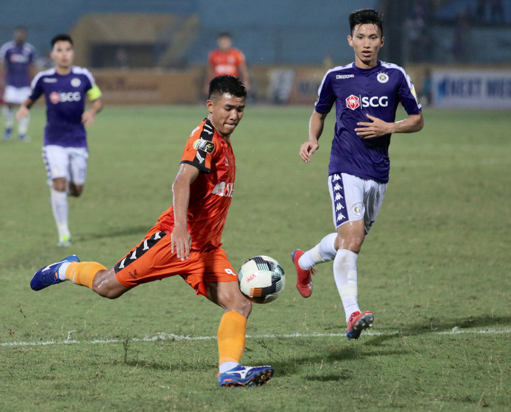 Hà Đức Chinh giấu chấn thương, Bùi Tiến Dũng có trận ra mắt Hà Nội FC - Ảnh 1.