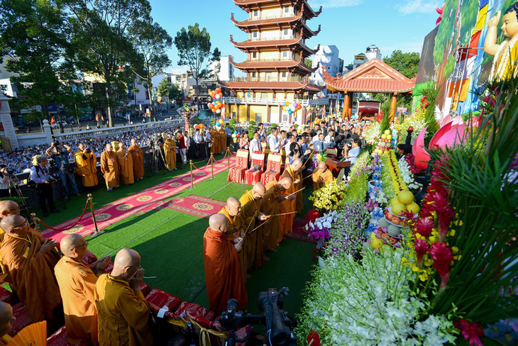 Hàng ngàn tăng ni, phật tử mừng Phật đản tại Việt Nam Quốc Tự - Ảnh 4.