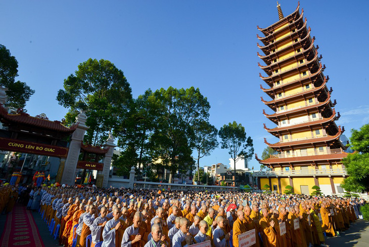 Hàng ngàn tăng ni, phật tử mừng Phật đản tại Việt Nam Quốc Tự - Ảnh 5.