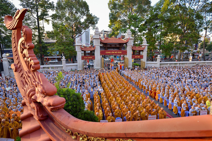 Hàng ngàn tăng ni, phật tử mừng Phật đản tại Việt Nam Quốc Tự - Ảnh 2.
