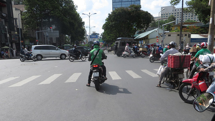 Sợ chết khi ngồi trên xe ôm công nghệ phóng vun vút - Ảnh 1.