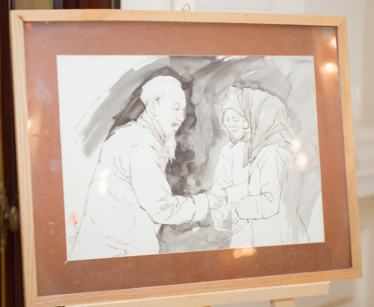 Xem tranh vẽ Bác của Tô Ngọc Vân, Mai Văn Hiến bên bờ hồ Gươm - Ảnh 5.