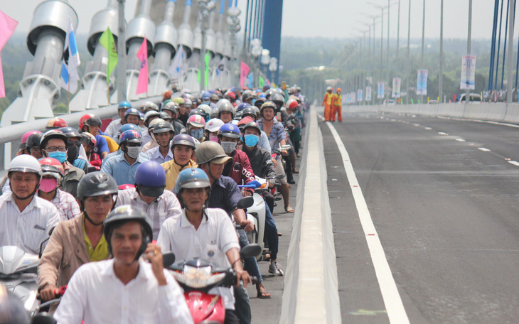 Hàng vạn người dân vui mừng lần đầu tiên đi qua cầu Vàm Cống