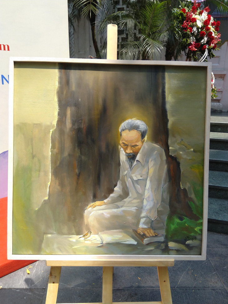 Xem tranh vẽ Bác của Tô Ngọc Vân, Mai Văn Hiến bên bờ hồ Gươm - Ảnh 7.