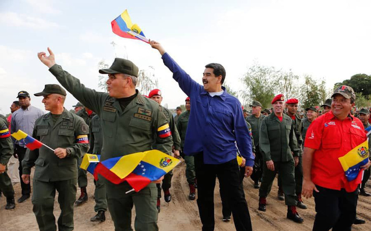 Quân đội Venezuela tuyên bố ‘chờ Mỹ với vũ khí trong tay’