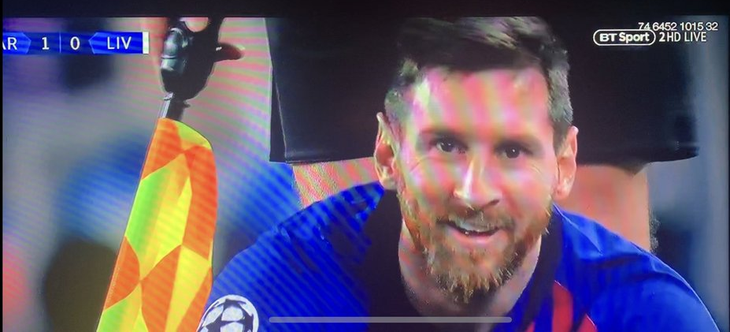 CĐV Liverpool nhức mắt với nụ cười bí hiểm của Messi - Ảnh 1.