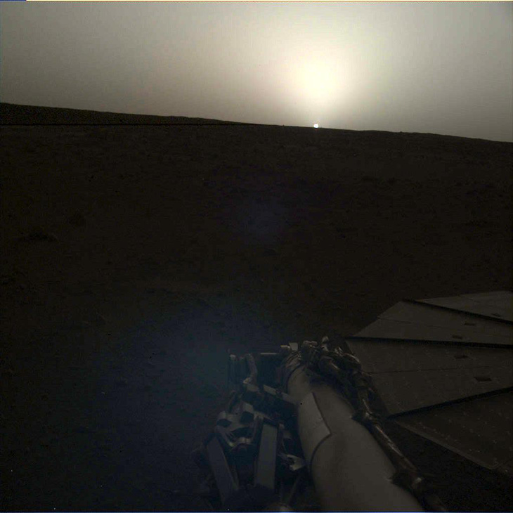 Tàu thăm dò InSight chụp cảnh bình minh và hoàng hôn trên sao Hỏa - Ảnh 2.