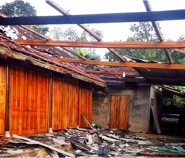 Lốc xoáy, hơn 50 nhà dân ở Hà Tĩnh bị tốc mái - Ảnh 2.