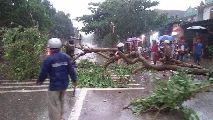 Mưa đá kèm dông lốc khiến hàng loạt nhà dân Nghệ An tốc mái - Ảnh 1.