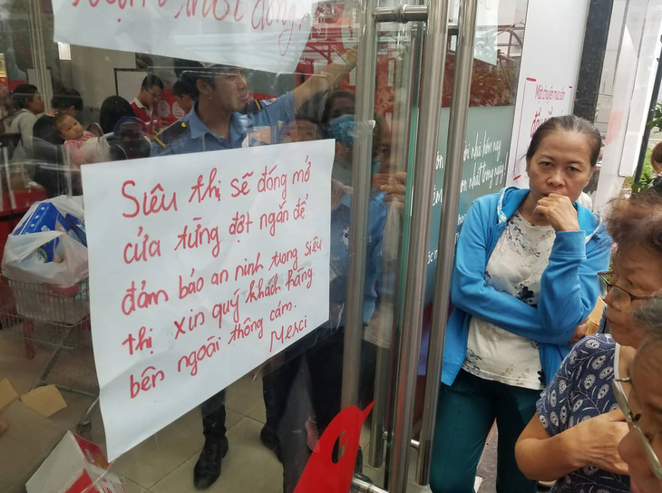 Khách chen lấn mua hàng giảm giá, một loạt siêu thị Auchan vỡ trận - Ảnh 5.