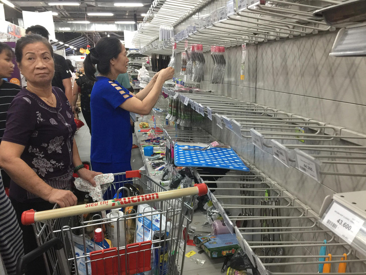Khách chen lấn mua hàng giảm giá, một loạt siêu thị Auchan vỡ trận - Ảnh 3.