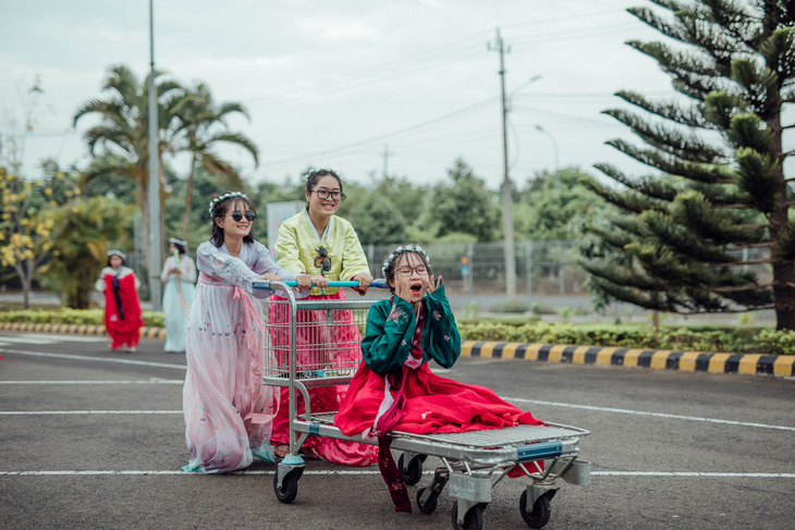 Chúc nhau viết lên áo để nhớ mãi tuổi học trò - Ảnh 2.