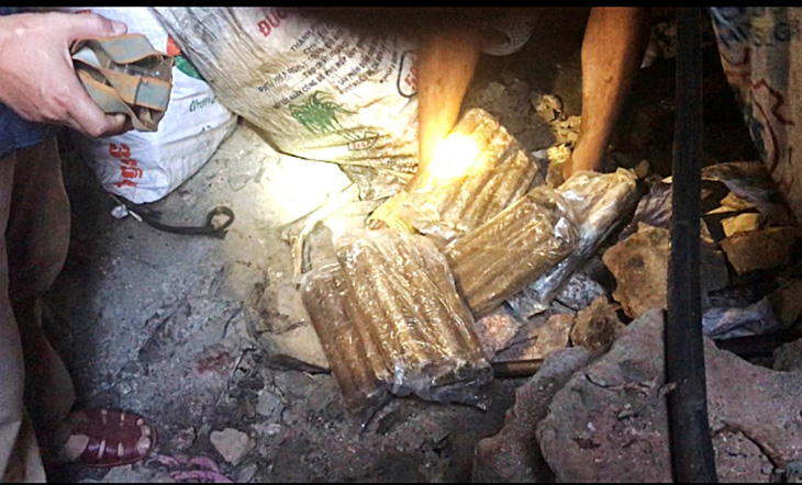 Cảnh sát ập vào hầm vàng bắt quả tang 7 vàng tặc cùng thuốc nổ - Ảnh 1.