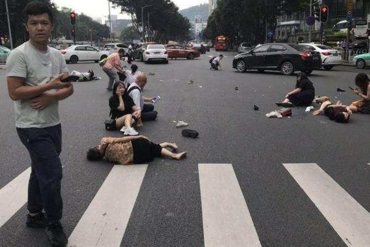 Trung Quốc: Xe điên lao vào đám đông, hàng chục người bị thương - Ảnh 1.