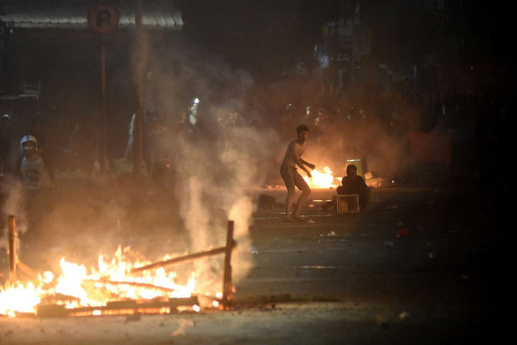 Thủ đô Indonesia ngột ngạt trong khói lửa: 6 người chết, 200 người bị thương - Ảnh 4.