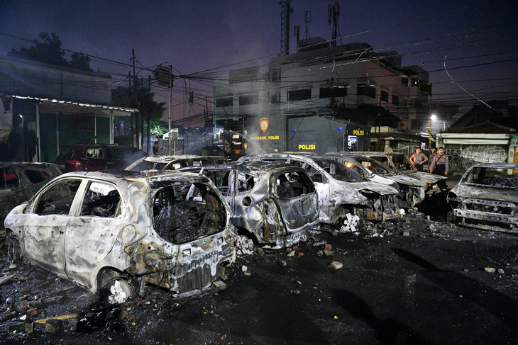 Thủ đô Indonesia ngột ngạt trong khói lửa: 6 người chết, 200 người bị thương - Ảnh 5.