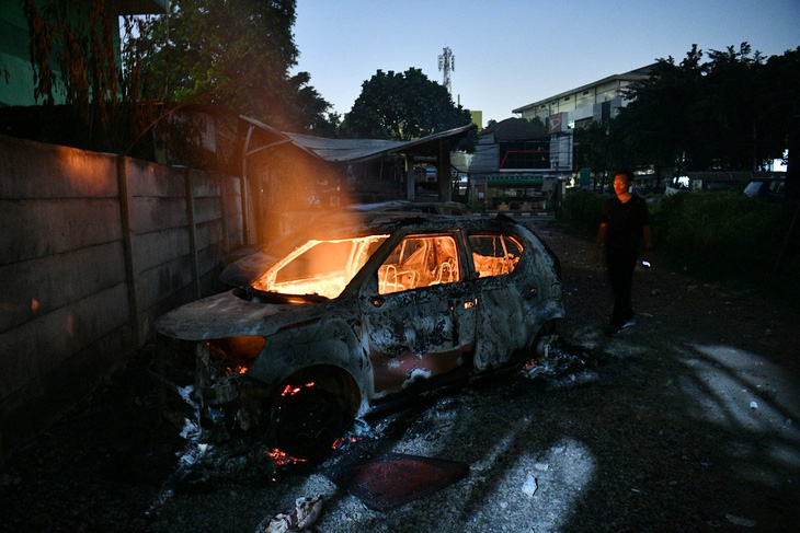 Thủ đô Indonesia ngột ngạt trong khói lửa: 6 người chết, 200 người bị thương - Ảnh 6.