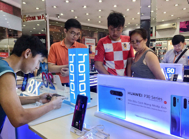 Huawei im lặng, cửa hàng bán lẻ Việt lên ruột, không biết tính sao - Ảnh 1.