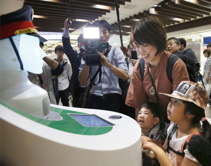 Nhật đưa robot hướng dẫn khách ở ga Tokyo - Ảnh 5.