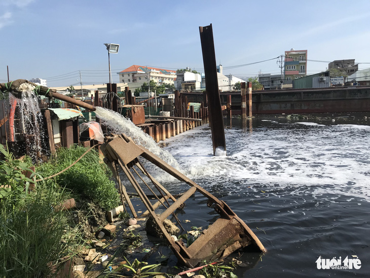 Công trình chống ngập lại gây ngập, quận 8 hai lần đề nghị ngưng làm - Ảnh 2.