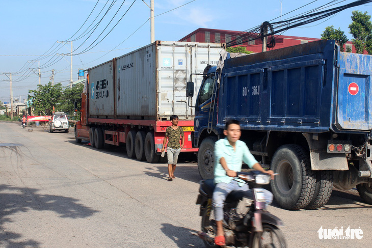 Xe ben vượt đường cấm, dân Tân Cang lập rào chắn ngang đường - Ảnh 4.