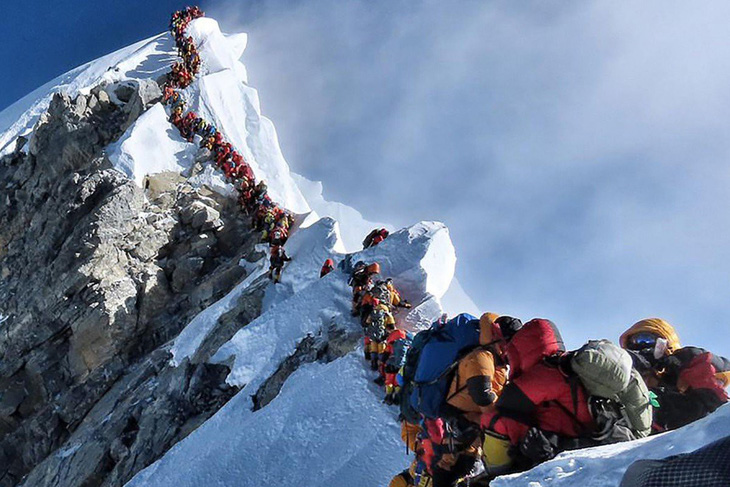 Hai người chết vì xếp hàng chờ trên đỉnh núi Everest? - Ảnh 1.