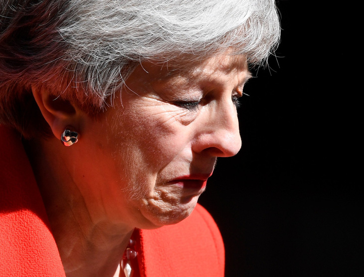 Thủ tướng Anh rơi lệ khi thông báo từ chức lãnh đạo Đảng Bảo thủ - Ảnh 1.
