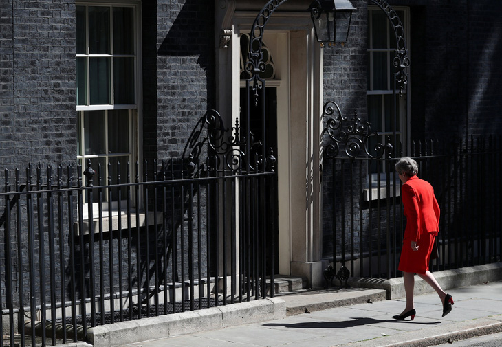 Thủ tướng Anh rơi lệ khi thông báo từ chức lãnh đạo Đảng Bảo thủ - Ảnh 2.