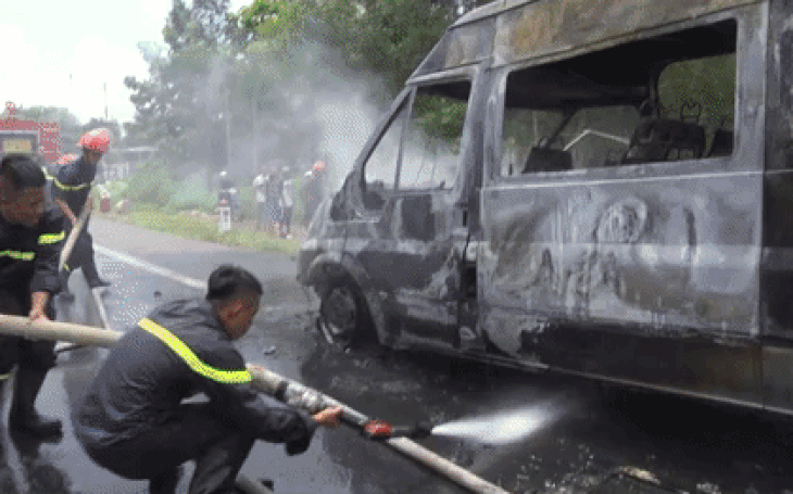 Video: Cháy xe khách, bé trai 14 tuổi chết thảm